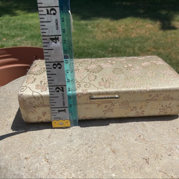 Vintage Champagne/Gold Jewelry Clutch! - Picture 9 of 10